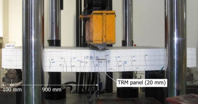 Prueba de fallo de una losa de hormigón reforzada con un panel TRM. (Foto: Korea Institute of Civil Engineering and Building Technology (KICT))